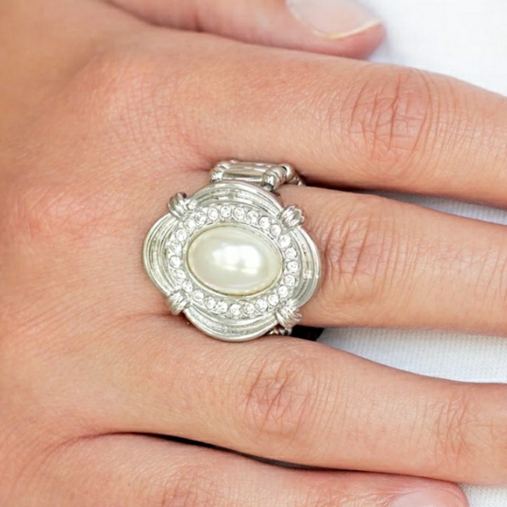 💢5/$10💢  Elegant Silver and Pearl Women's Ring